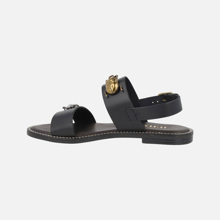 Sandalias negras de piel con mosca plateada y escarabajo dorado