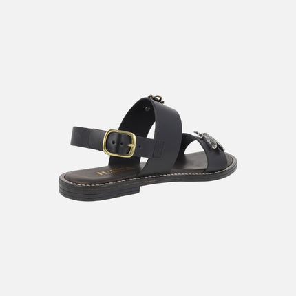 Sandalias negras de piel con mosca plateada y escarabajo dorado
