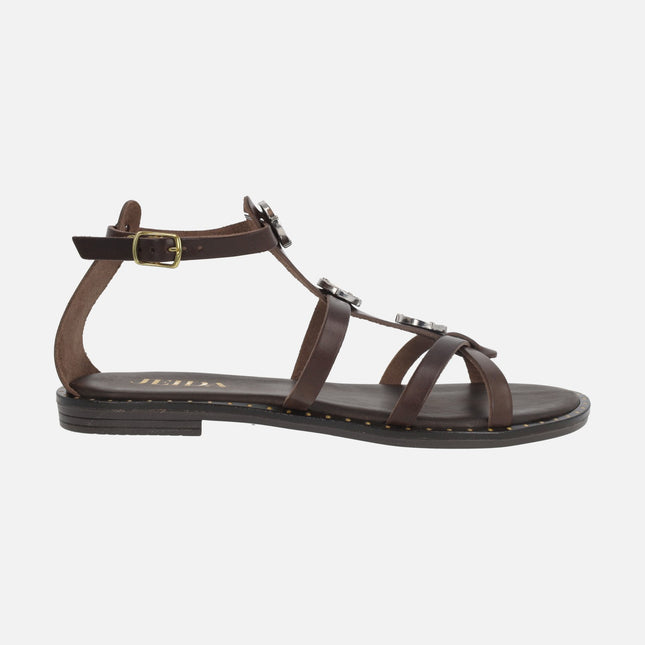 Sandalias romanas en piel marrón con monedas