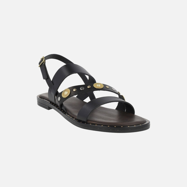 Sandalias negras de piel con tachas y adornos metálicos