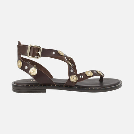 Sandalias marrones de piel con pieza para dedo y adornos metálicos