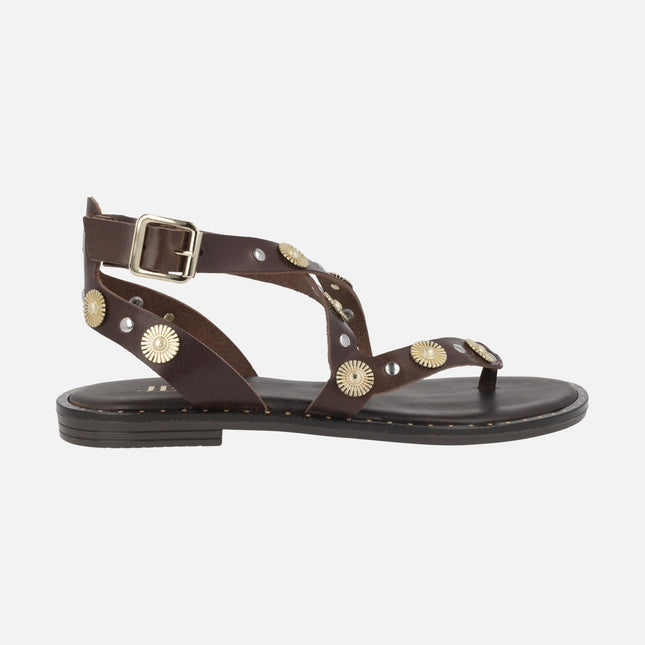Sandalias marrones de piel con pieza para dedo y adornos metálicos