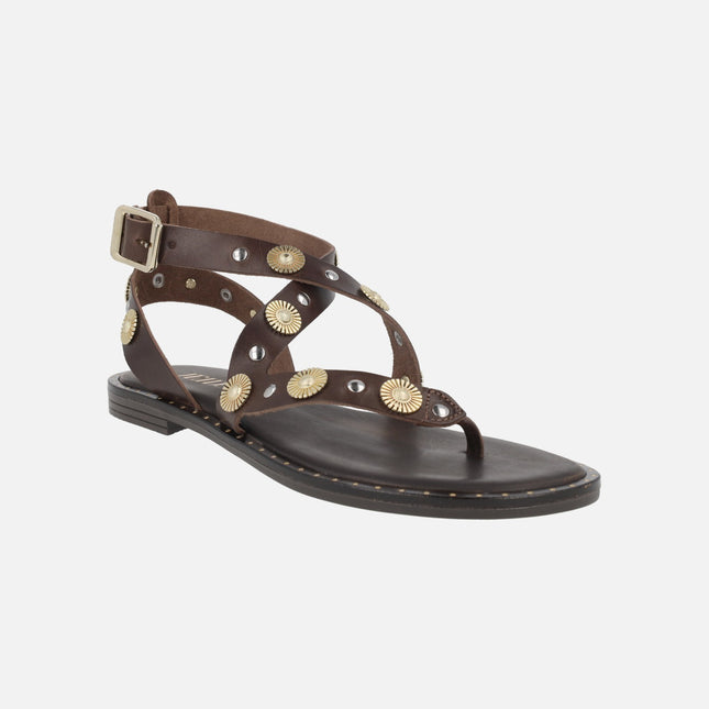 Sandalias marrones de piel con pieza para dedo y adornos metálicos