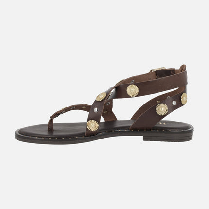 Sandalias marrones de piel con pieza para dedo y adornos metálicos