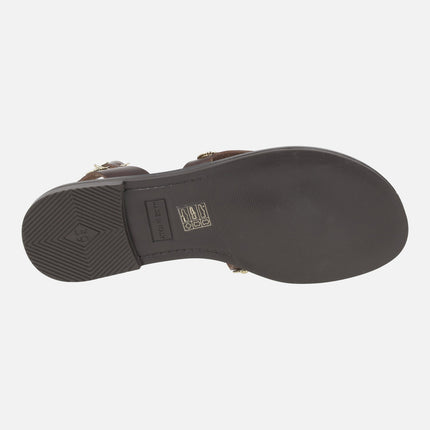Sandalias marrones de piel con pieza para dedo y adornos metálicos