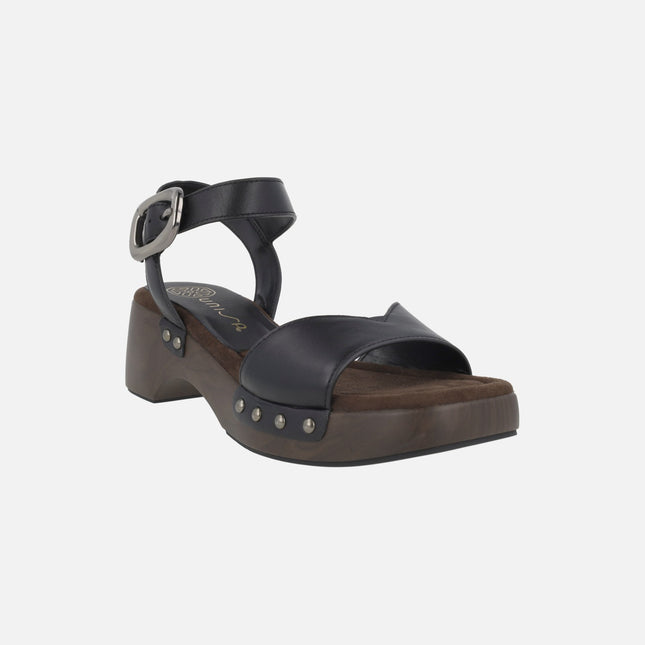 Sandalias de piel con pulsera al tobillo y tachas modelo Inca