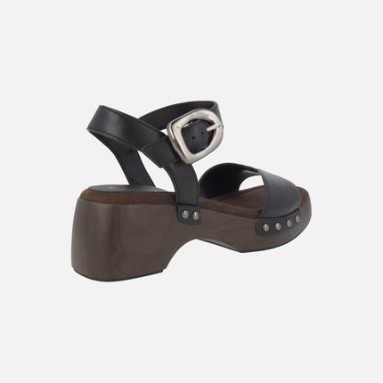Sandalias de piel con pulsera al tobillo y tachas modelo Inca