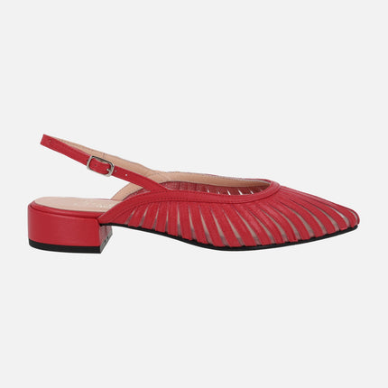 Zapatos destalonados en piel roja y rejilla con tacones bajos