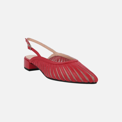 Zapatos destalonados en piel roja y rejilla con tacones bajos