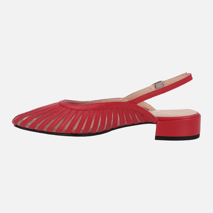 Zapatos destalonados en piel roja y rejilla con tacones bajos