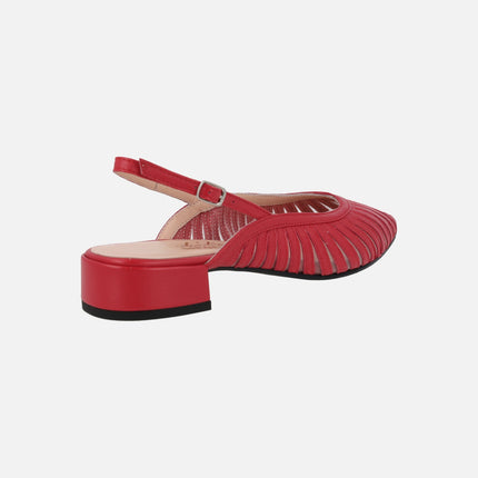 Zapatos destalonados en piel roja y rejilla con tacones bajos