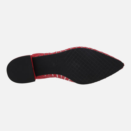 Zapatos destalonados en piel roja y rejilla con tacones bajos