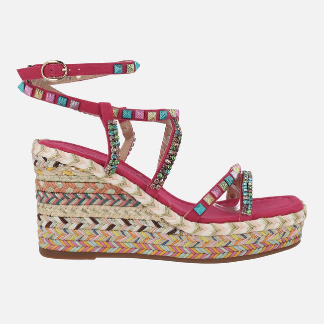 Sandalias con cuña de rafia en combinado fucsia con detalles multicolor