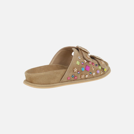 Sandalias de ante color beige con hebillas y fantasía multicolor