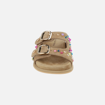 Sandalias de ante color beige con hebillas y fantasía multicolor