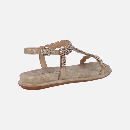 Sandalias bajas en color bronce con pedrería