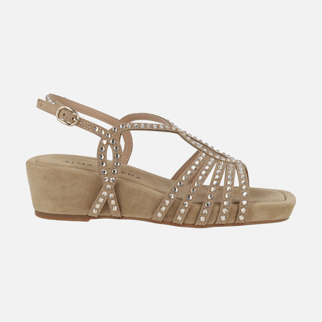 Sandalias de cuña en color beige con tiras de strass