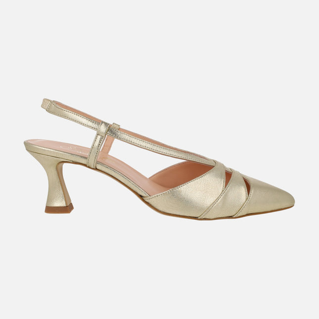 Zapatos de salón destalonados en piel dorada con aberturas