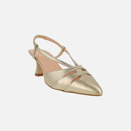 Zapatos de salón destalonados en piel dorada con aberturas