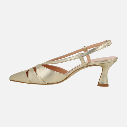 Zapatos de salón destalonados en piel dorada con aberturas
