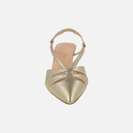 Zapatos de salón destalonados en piel dorada con aberturas