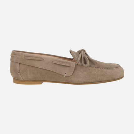 Mocasines de ante taupe con lazo y estilo náutico