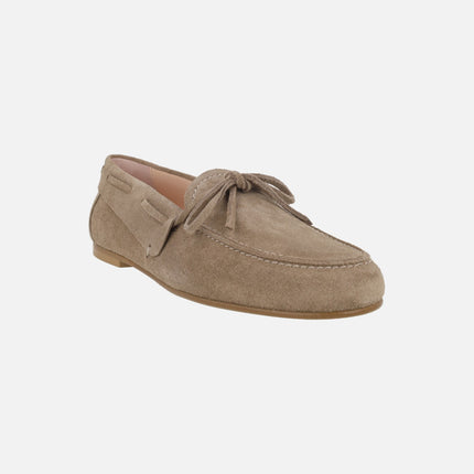 Mocasines de ante taupe con lazo y estilo náutico