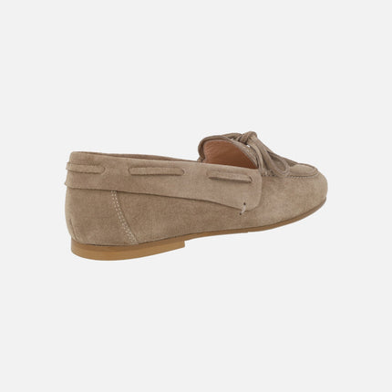Mocasines de ante taupe con lazo y estilo náutico