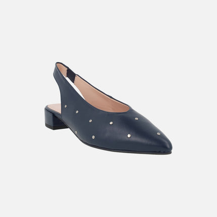 Zapatos de piel destalonados en azul marino con tachas plateadas