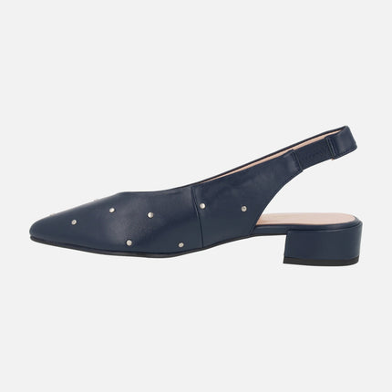 Zapatos de piel destalonados en azul marino con tachas plateadas
