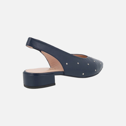 Zapatos de piel destalonados en azul marino con tachas plateadas