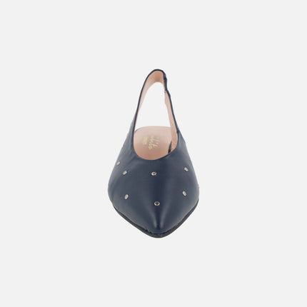 Zapatos de piel destalonados en azul marino con tachas plateadas