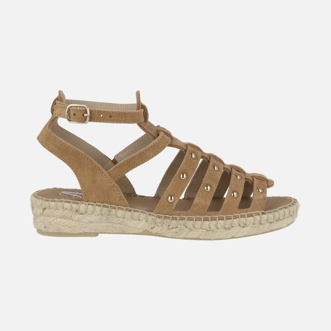 Sandalias romanas de serraje camel con tachas doradas y suela de yute