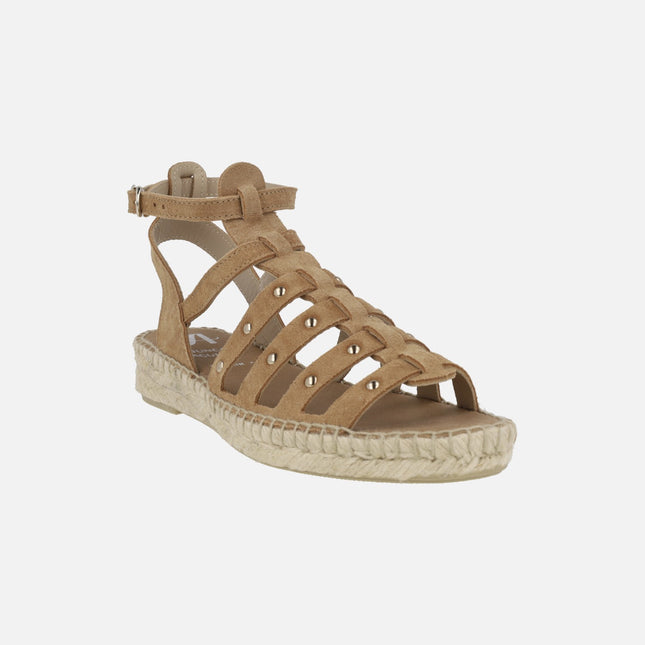 Sandalias romanas de serraje camel con tachas doradas y suela de yute