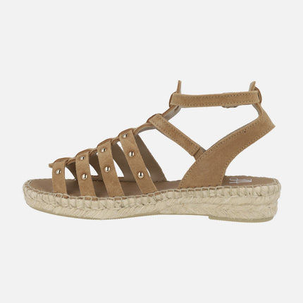 Sandalias romanas de serraje camel con tachas doradas y suela de yute