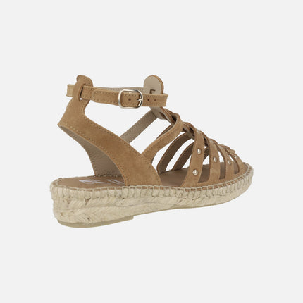 Sandalias romanas de serraje camel con tachas doradas y suela de yute