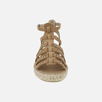Sandalias romanas de serraje camel con tachas doradas y suela de yute