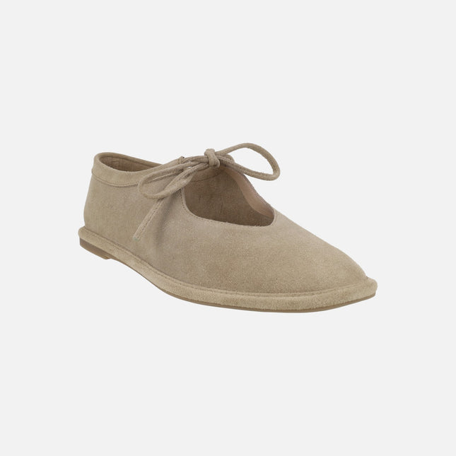 Zapatos confort de serraje beige con cierre de cordones