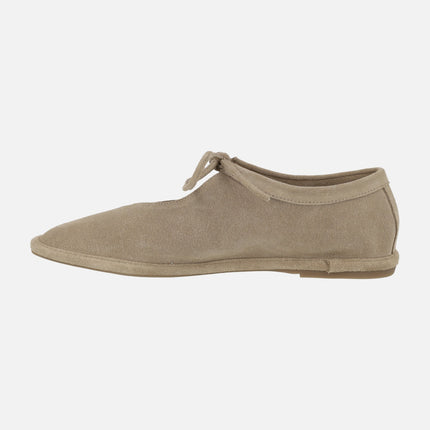Zapatos confort de serraje beige con cierre de cordones