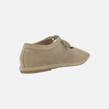 Zapatos confort de serraje beige con cierre de cordones