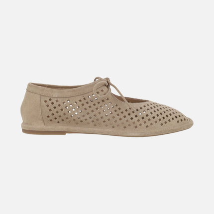 Zapatos confort en serraje beige con picados y cordones