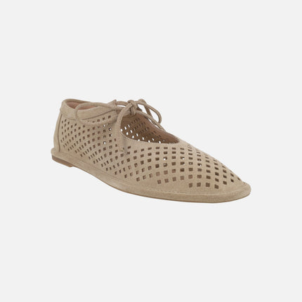 Zapatos confort en serraje beige con picados y cordones