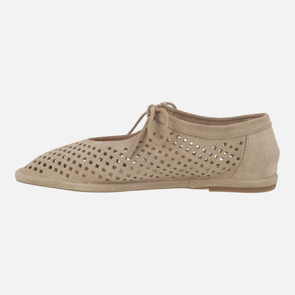 Zapatos confort en serraje beige con picados y cordones