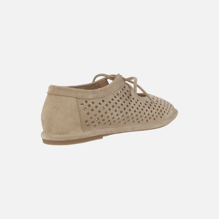 Zapatos confort en serraje beige con picados y cordones