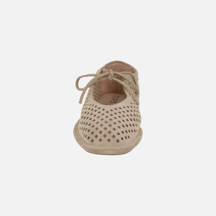 Zapatos confort en serraje beige con picados y cordones