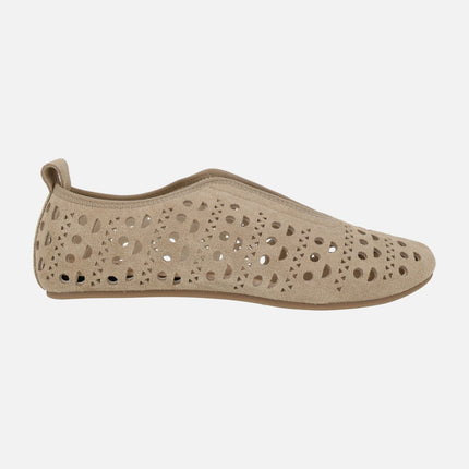 Zapatos deportivos en serraje beige con troquelados y cierre de elásticos