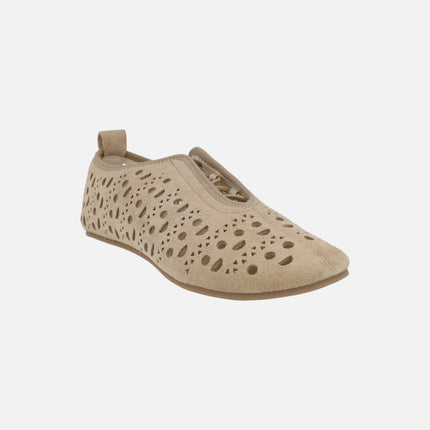 Zapatos deportivos en serraje beige con troquelados y cierre de elásticos