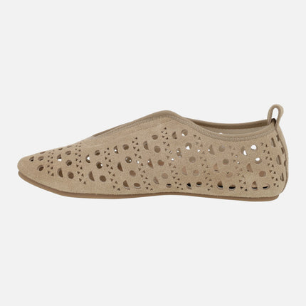Zapatos deportivos en serraje beige con troquelados y cierre de elásticos