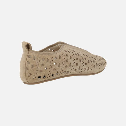 Zapatos deportivos en serraje beige con troquelados y cierre de elásticos