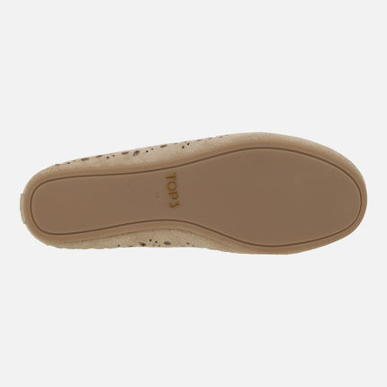 Zapatos deportivos en serraje beige con troquelados y cierre de elásticos